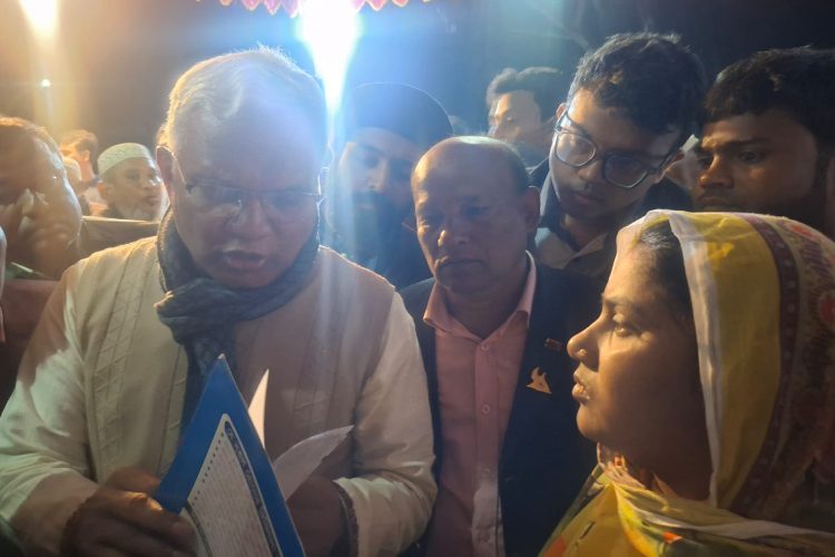 ছবি: গণসংযোগের ফাঁকে দরিদ্র রোগীদের জন্য প্রেসক্রিপশন লিখছেন ডা. এ জেড এম জাহিদ।