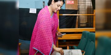 ছবি: ধানমন্ডির সেন্ট্রাল রোডে আইডিয়াল স্কুল এন্ড কলেজে উপদেষ্টা সৈয়দা রিজওয়ানা হাসানের ভোট প্রদান।