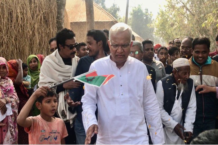 ছবি: নির্বাচনী প্রচারণারয় দিনাজপুর–৬ আসনের বিএনপি মনোনীত প্রার্থী ও বিএনপি স্থায়ী কমিটির সদস্য ডা. এ জেড এম জাহিদ হোসেন।