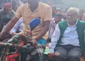 ছবি: ঠাকুরগাঁওয়ে রিকশা ভ্যানে করে নির্বাচনী প্রচারে মির্জা ফখরুল।