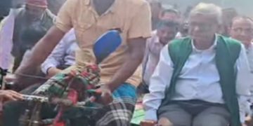 ছবি: ঠাকুরগাঁওয়ে রিকশা ভ্যানে করে নির্বাচনী প্রচারে মির্জা ফখরুল।