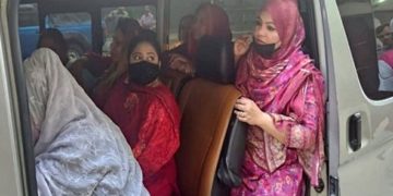 ঢাকার ধানমন্ডিতে ঝটিকা মিছিলের সময় মহিলা আওয়ামী লীগের সাত নেত্রী গ্রেপ্তার। ছবি: সংগৃহীত