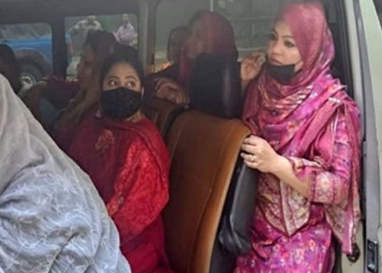 ঢাকার ধানমন্ডিতে ঝটিকা মিছিলের সময় মহিলা আওয়ামী লীগের সাত নেত্রী গ্রেপ্তার। ছবি: সংগৃহীত