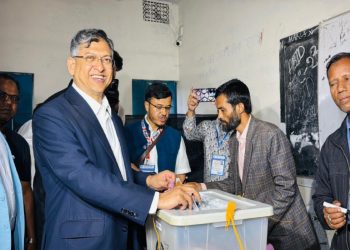 কক্সবাজার-১ আসন  বিএনপির প্রার্থী ও দলটির জাতীয় স্থায়ী কমিটির সদস্য সালাহউদ্দিন আহমদ ভোট দিচ্ছেন, ছবি: প্রতিনিধির পাঠানো ছবি।