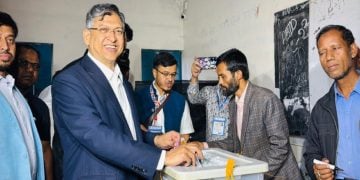 কক্সবাজার-১ আসন  বিএনপির প্রার্থী ও দলটির জাতীয় স্থায়ী কমিটির সদস্য সালাহউদ্দিন আহমদ ভোট দিচ্ছেন, ছবি: প্রতিনিধির পাঠানো ছবি।