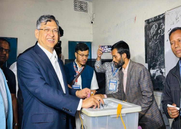 কক্সবাজার-১ আসন বিএনপির প্রার্থী ও দলটির জাতীয় স্থায়ী কমিটির সদস্য সালাহউদ্দিন আহমদ ভোট দিচ্ছেন, ছবি: প্রতিনিধির পাঠানো ছবি।