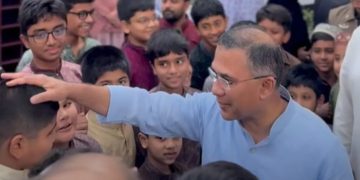 রাজধানীর বনানীতে নৌবাহিনী সদর দপ্তরের কেন্দ্রীয় মসজিদে শিশু-কিশোরদের সঙ্গে কুশল বিনিময় করেন প্রধানমন্ত্রী তারেক রহমান। ছবি: সংগৃহীত