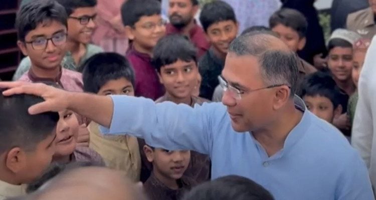 রাজধানীর বনানীতে নৌবাহিনী সদর দপ্তরের কেন্দ্রীয় মসজিদে শিশু-কিশোরদের সঙ্গে কুশল বিনিময় করেন প্রধানমন্ত্রী তারেক রহমান। ছবি: সংগৃহীত