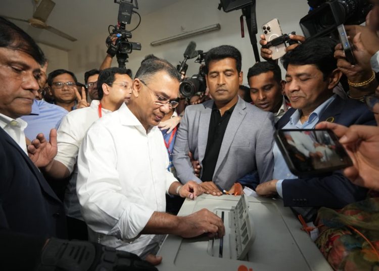 ভোট দিচ্ছেন বাংলাদেশ জাতীয়তাবাদী দলের (বিএনপি) চেয়ারম্যান তারেক রহমান। ছবি: মঞ্জুর মোর্সেদ রিকি
