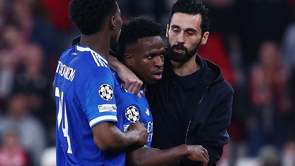 রিয়াল-বেনফিকা ম্যাচ কেন ১১ মিনিট বন্ধ থাকল?