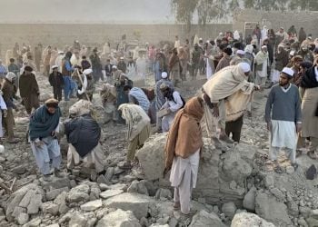 আফগানিস্তানের নাঙ্গারহার প্রদেশের বিহসুদ জেলার গিরদি কাস গ্রামের একটি আবাসিক এলাকায় রাতভর পাকিস্তানি বিমান হামলার শিকারদের খুঁজছেন আফগানরা: ছবি এএফপি