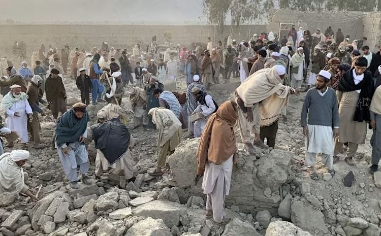 আফগানিস্তানের নাঙ্গারহার প্রদেশের বিহসুদ জেলার গিরদি কাস গ্রামের একটি আবাসিক এলাকায় রাতভর পাকিস্তানি বিমান হামলার শিকারদের খুঁজছেন আফগানরা: ছবি এএফপি
