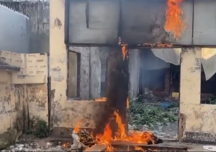 আ.লীগ অফিস উন্মুক্ত ঘোষণার কয়েক ঘণ্টা পর আবারও আগুন