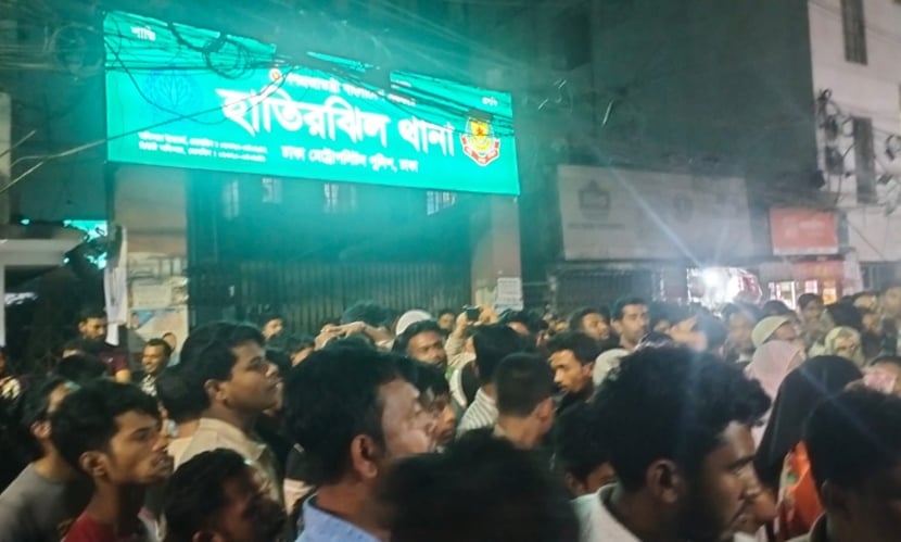 নির্মাণাধীন ভবনে শিশুর মৃত্যুর ঘটনায় হাতিরঝিল থানা ঘেরাও করে বিক্ষোভ | চ্যানেল আই অনলাইন নির্মাণাধীন ভবনে শিশুর মৃত্যুর ঘটনায় হাতিরঝিল থানা ঘেরাও করে বিক্ষোভ | চ্যানেল আই অনলাইন