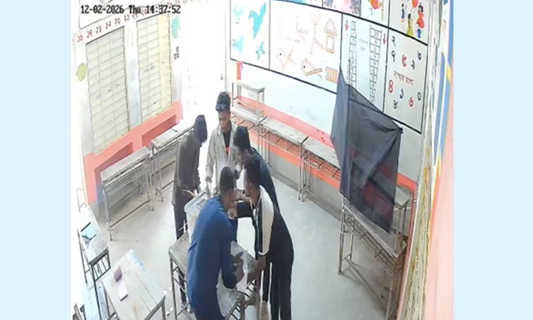 সিসিটিভিতে ধরা পড়লো ব্যালট পেপারে সিল মেরে বাক্সে ভরার দৃশ্য