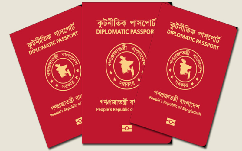 লাল পাসপোর্ট কী, কারা পান এবং কেন আগেভাগেই ফেরত দিচ্ছেন উপদেষ্টাদের কেউ কেউ?