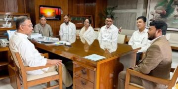 ছবি: প্রশাসকদের সঙ্গে প্রধানমন্ত্রী তারেক রহমান