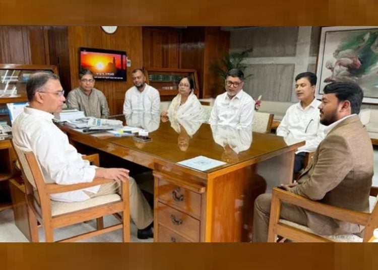 ছবি: প্রশাসকদের সঙ্গে প্রধানমন্ত্রী তারেক রহমান