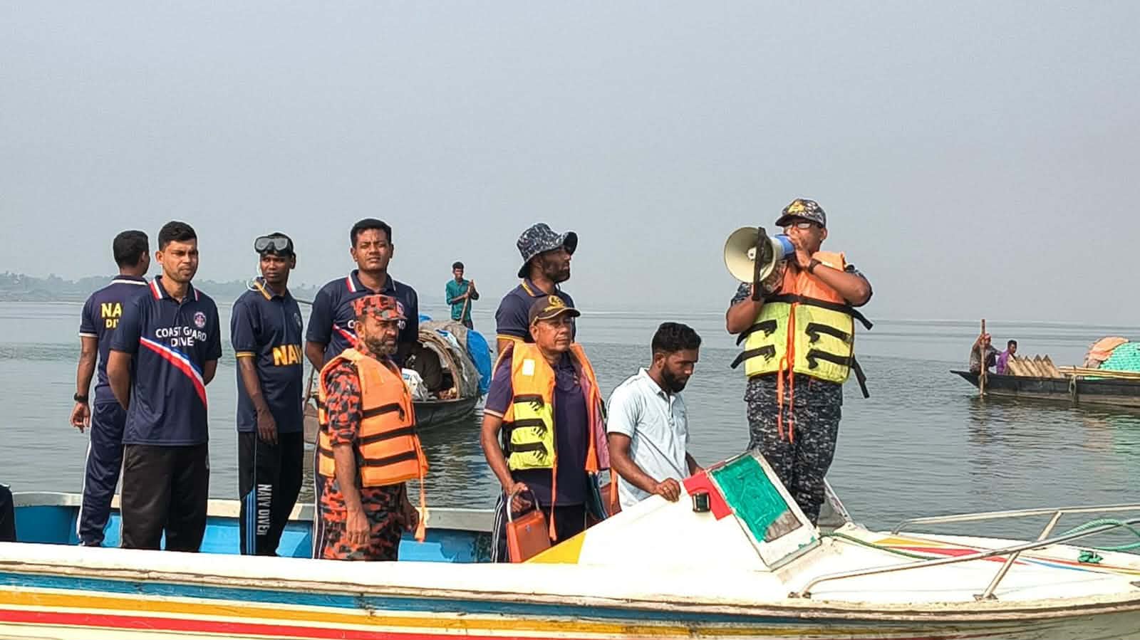 পদ্মায় বাস ডুবি: তৃতীয় দিনের উদ্ধার অভিযান চলছে