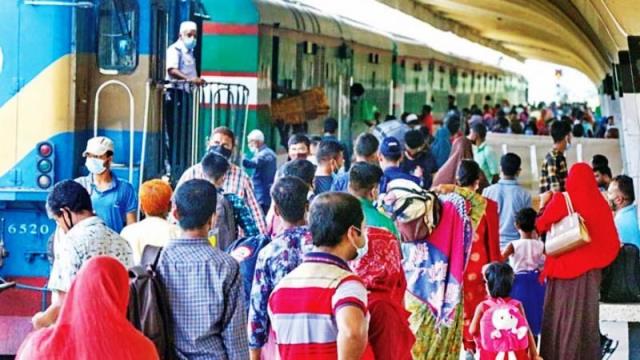 ঈদের ছুটিতে রাজধানী ছাড়ছে লাখো মানুষ