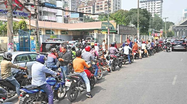 জ্বালানি নেই ফিলিং স্টেশনগুলোতে, দীর্ঘ লাইন ও ভোগান্তি