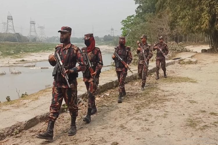 পঞ্চগড়ের বিভিন্ন সীমান্ত এলাকায় টহল ও নজরদারি বাড়িয়েছে বর্ডার গার্ড বাংলাদেশ (বিজিবি), ছবি: প্রতিনিধি।