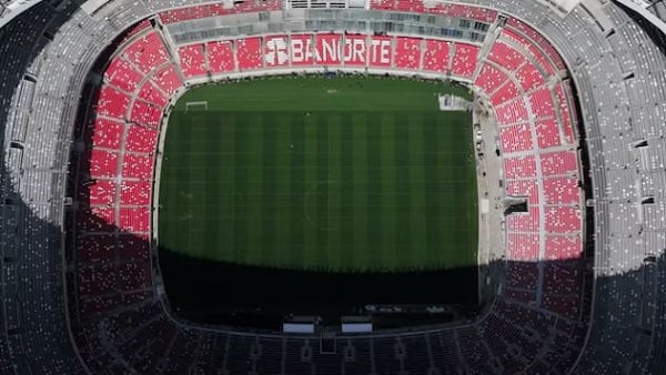 বিশ্বকাপের উদ্বোধনী হতে যাওয়া স্টেডিয়াম থেকে পড়ে দর্শকের মৃত্যু