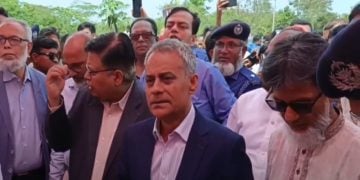 বরিশালের গোমা সেতুর উদ্বোধন অনুষ্ঠানে সাংবাদিকদের প্রশ্নের জবাব দিচ্ছেন সড়ক, রেলপথ, নৌপরিবহন ও সেতুমন্ত্রী শেখ রবিউল আলম, ছবি: প্রতিনিধি।