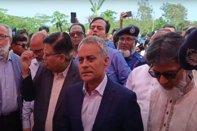 বরিশালের গোমা সেতুর উদ্বোধন অনুষ্ঠানে সাংবাদিকদের প্রশ্নের জবাব দিচ্ছেন সড়ক, রেলপথ, নৌপরিবহন ও সেতুমন্ত্রী শেখ রবিউল আলম, ছবি: প্রতিনিধি।