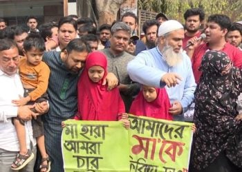 ইসলামী বিশ্ববিদ্যালয়ের সমাজকল্যাণ বিভাগের সভাপতি ও সহকারী অধ্যাপক আসমা সাদিয়া রুনা হত্যার প্রতিবাদে কুষ্টিয়ায় নিহতের স্বজন ও বিশ্ববিদ্যালয়ের শিক্ষক-শিক্ষার্থীদের মানববন্ধন