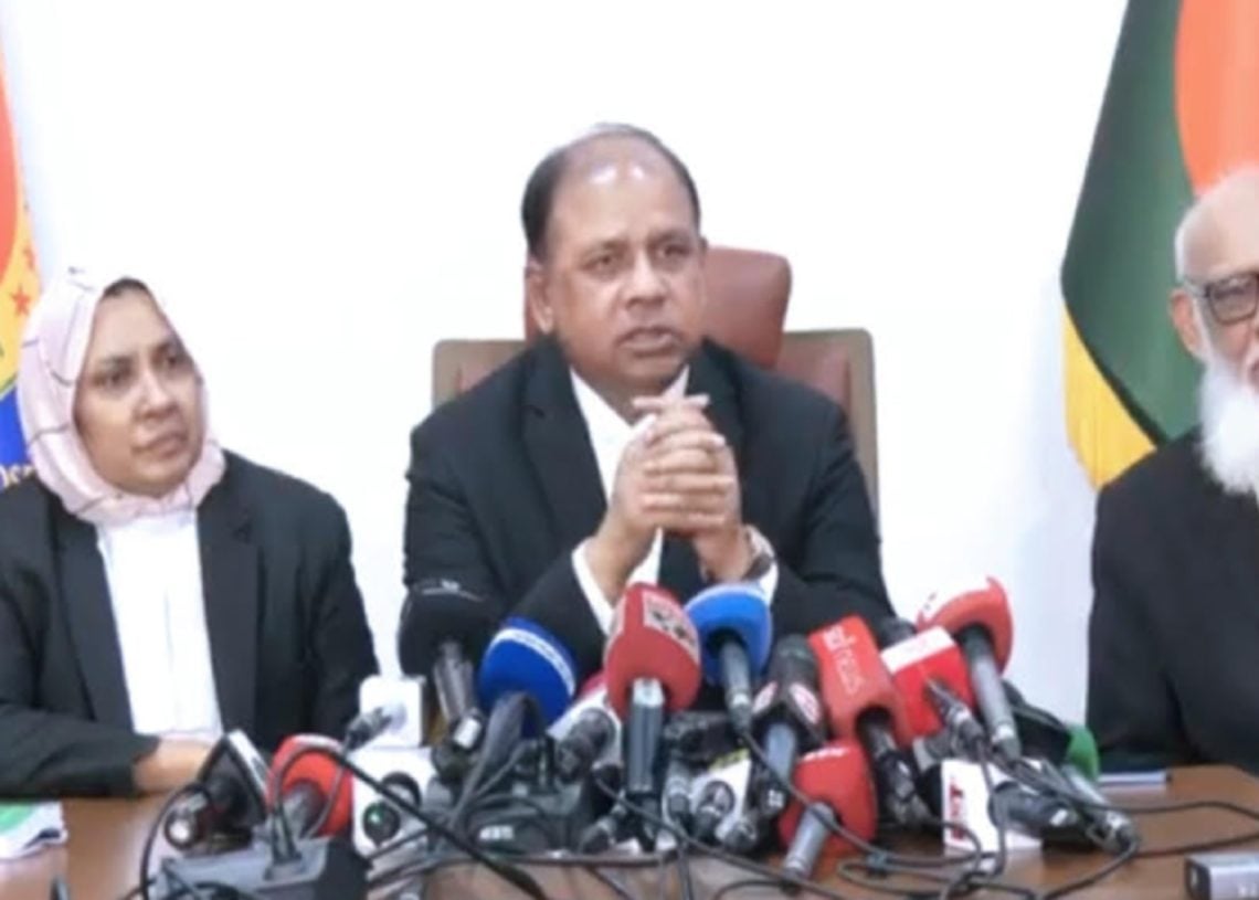 মাঝে কথা বলছেন চিফ প্রসিকিউটর আমিনুল ইসলাম, ছবি: সংগৃহীত।