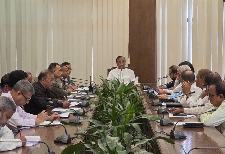 ছবি: ঈদযাত্রা নির্বিঘ্ন করতে ডিএসসিসি প্রশাসক মোঃ আব্দুস সালামের সভাপতিত্বে জরুরি সভা