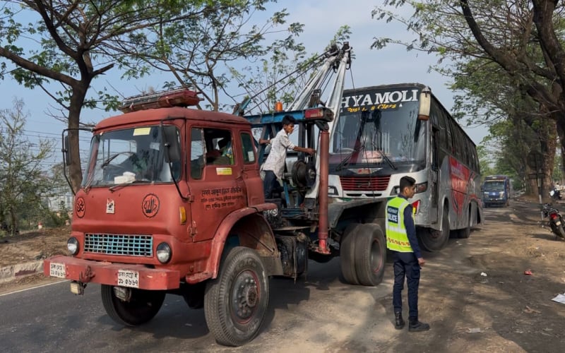 ফেনীতে যানবাহনের জটলার মধ্যে বেপরোয়া বাসের ধাক্কা, নিহত ৩