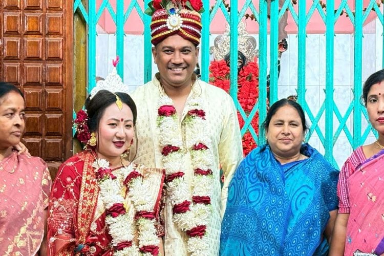 ফিলিপাইনের তরুণীর নাম জেনি এবং তার স্বামী সুজন পাল বিয়ে করেছেন।