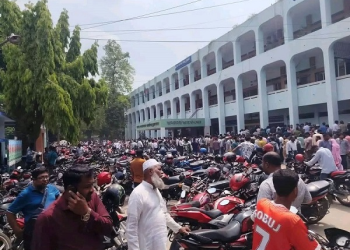 ফুয়েল কার্ডের জন্য মোটরসাইকেল চালকদের ভীড়