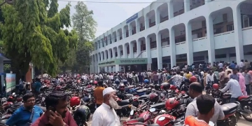 ফুয়েল কার্ডের জন্য মোটরসাইকেল চালকদের ভীড়