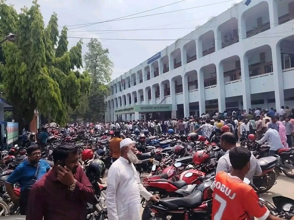 ফুয়েল কার্ডের জন্য ডিসি অফিসে মোটরসাইকেল চালকদের উপচে পড়া ভিড়