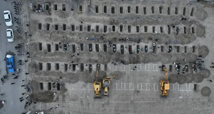 ইরানের মিনাবে একটি স্কুলে ইসরায়েলি হামলার পর নিহতদের জন্য কবর প্রস্তুত করা হচ্ছে। (ছবি-রয়টার্স)