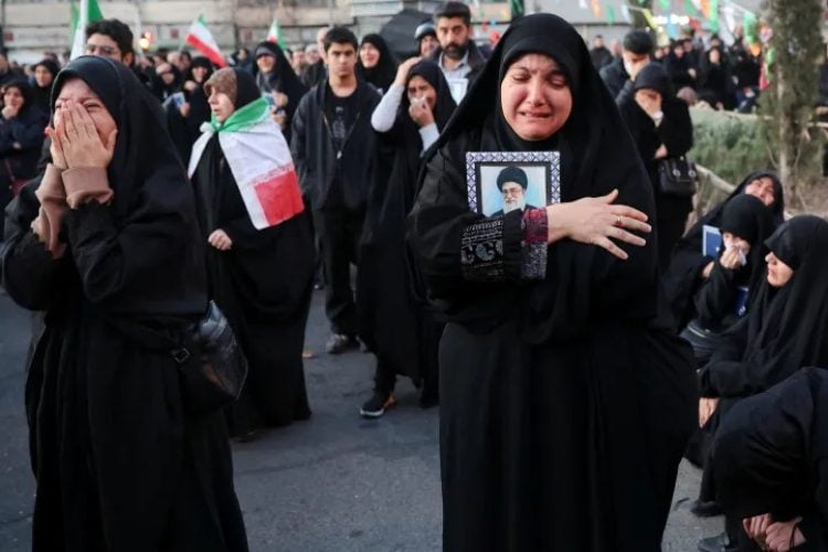 ছবি: যুক্তরাষ্ট্র ও ইসরায়েলের হামলায় সর্বোচ্চ নেতা আয়াতুল্লাহ আলী খামেনি নিহত হওয়ার পর তেহরানের ইনকিলাব স্কয়ারে শোকার্ত মানুষের ভিড়ে ক্রন্দনরত নারী (১ মার্চ, ২০২৬)।