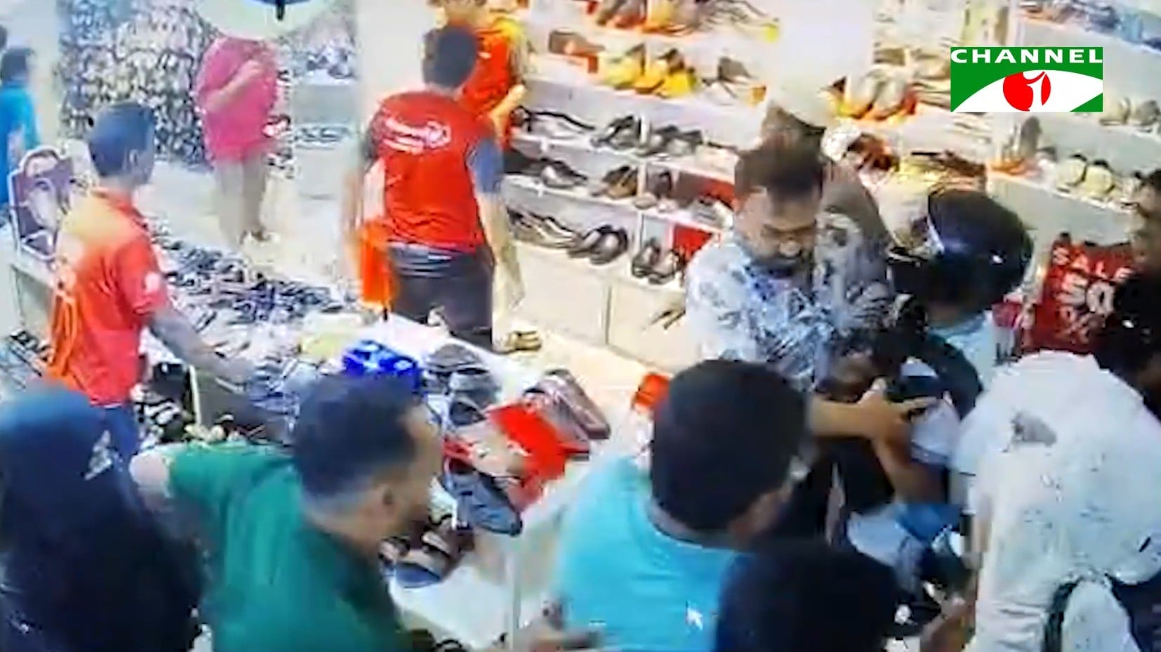 খুলনা নগরীর প্রাণকেন্দ্রে কুপিয়ে ও গুলি করে এক ব্যবসায়িকে হত্যা করেছে দুর্বৃত্তরা