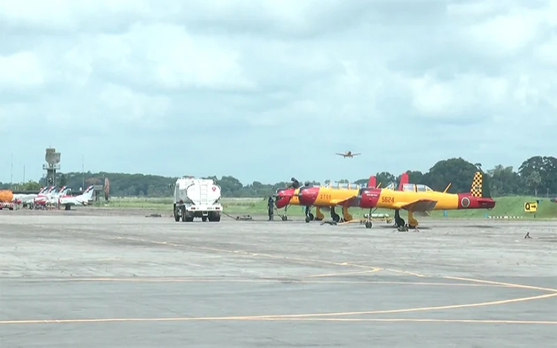 প্রশিক্ষণ বিমানে যান্ত্রিক ত্রুটি, রানওয়েতে জরুরি অবতরণ