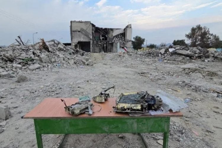 ছবি: টেবিলের ওপর প্রদর্শিত একটি ক্ষেপণাস্ত্রের ধ্বংসাবশেষ।