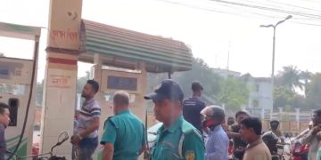 মেসার্স আফরীন ফিলিং স্টেশনে তেল কেনার চিত্র, ছবি: প্রতিনিধি।