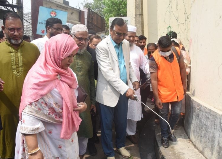 ছবি: ধলপুরে বিশেষ পরিচ্ছন্নতা ও মশক নিধন অভিযানে ডিএসসিসি প্রশাসক মো. আবদুস সালাম