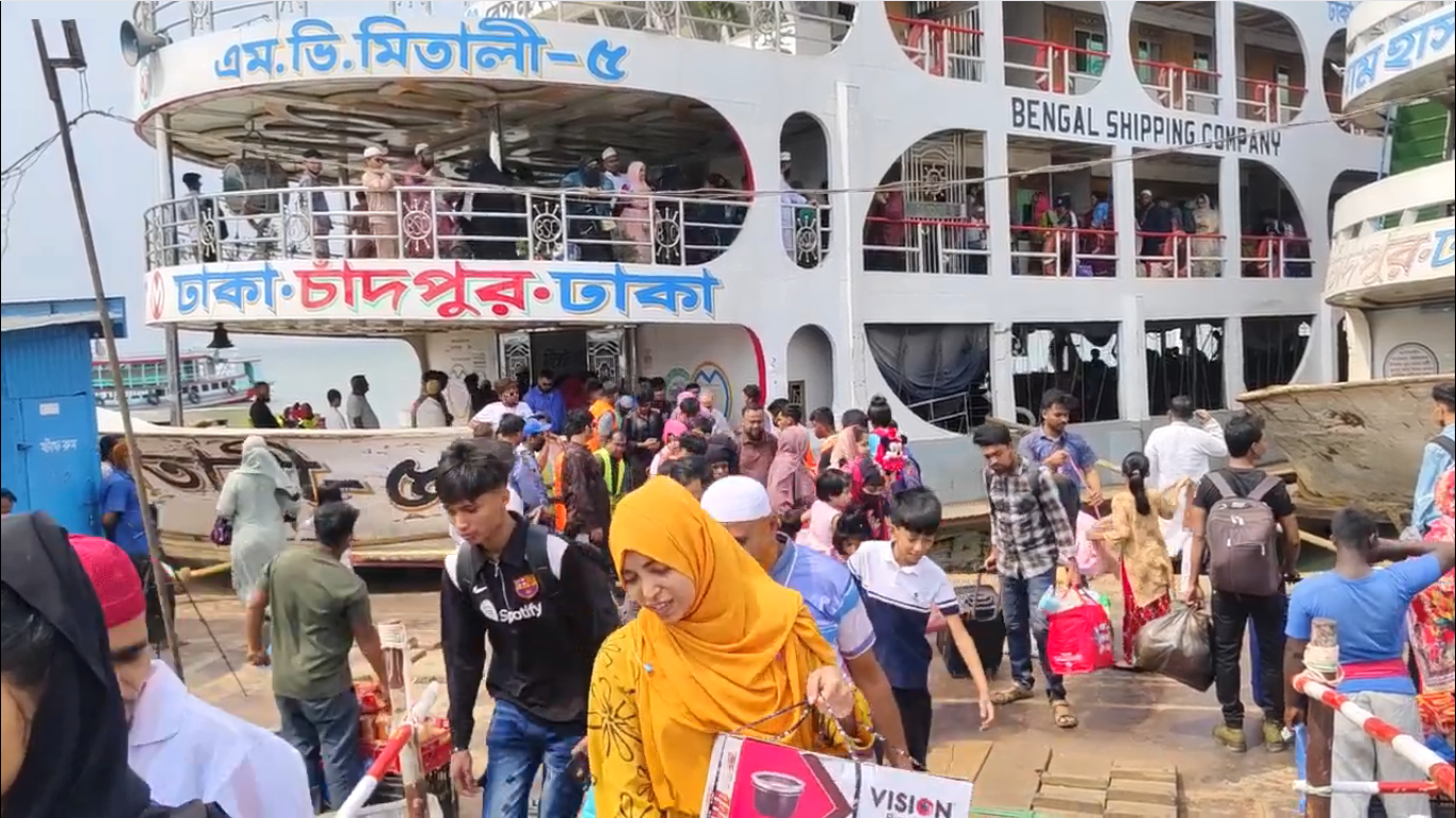 ঈদযাত্রায় চাঁদপুর লঞ্চ ঘাটে স্বস্তিতে যাত্রীরা