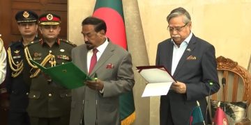 শপথ বাক্য পাঠ করছেন ডেপুটি স্পিকার কায়সার কামাল