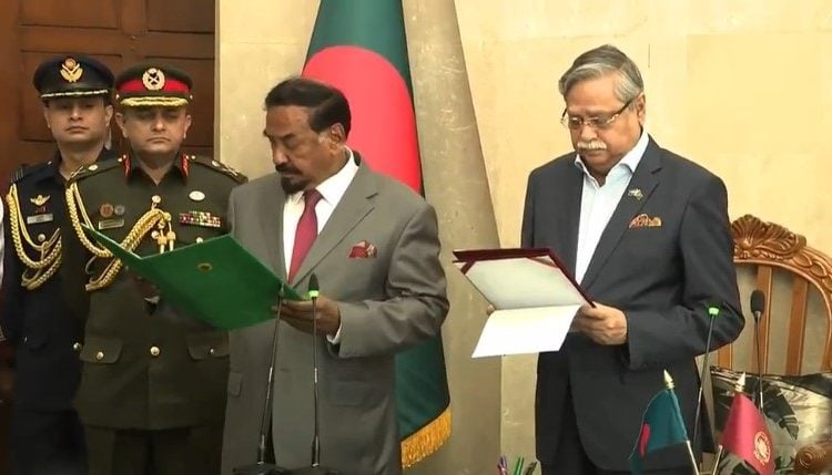 শপথ বাক্য পাঠ করছেন ডেপুটি স্পিকার কায়সার কামাল