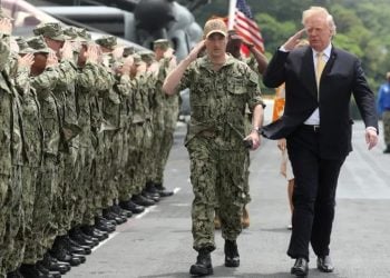 ছবি: প্রেসিডেন্সির প্রথম মেয়াদে টোকিওর দক্ষিণে ইয়োকোসুকায় 'ইউএসএস ওয়াস্প' যুদ্ধজাহাজে সেনাদের স্যালুট করছেন ডোনাল্ড ট্রাম্প।