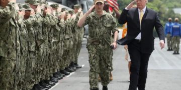 ছবি: প্রেসিডেন্সির প্রথম মেয়াদে টোকিওর দক্ষিণে ইয়োকোসুকায় 'ইউএসএস ওয়াস্প' যুদ্ধজাহাজে সেনাদের স্যালুট করছেন ডোনাল্ড ট্রাম্প।