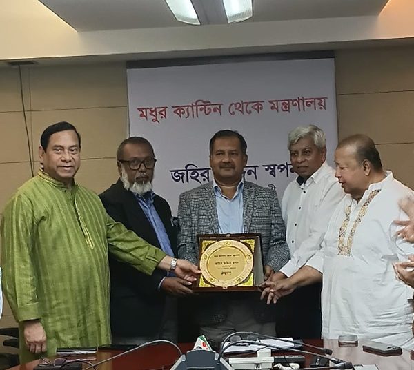 তথ্যমন্ত্রীর হাতে সম্মাননা স্মারক তুলে দেন চ্যানেল আইয়ের ব্যবস্থাপনা পরিচালক ফরিদুর রেজা সাগর